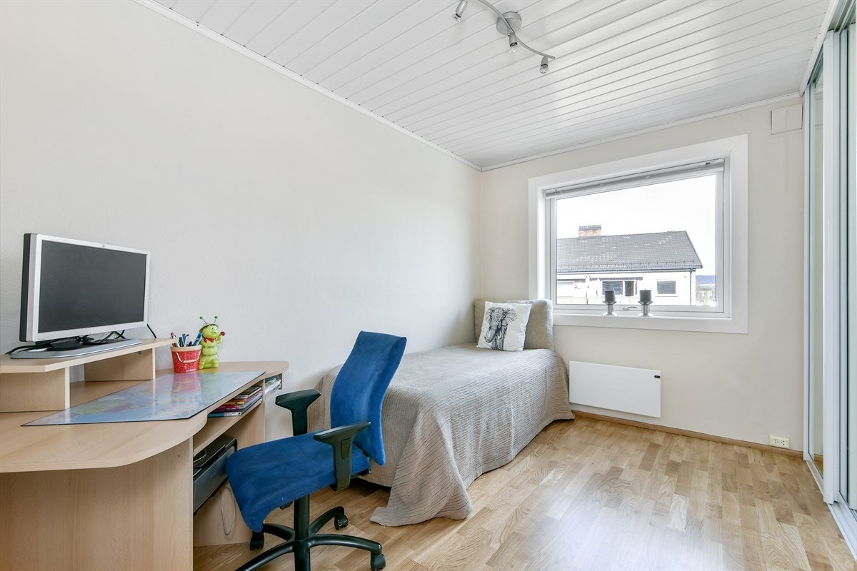 Begge soverommene har garderobeløsning, derav en skyvedørsgarderobe. Galleribilde