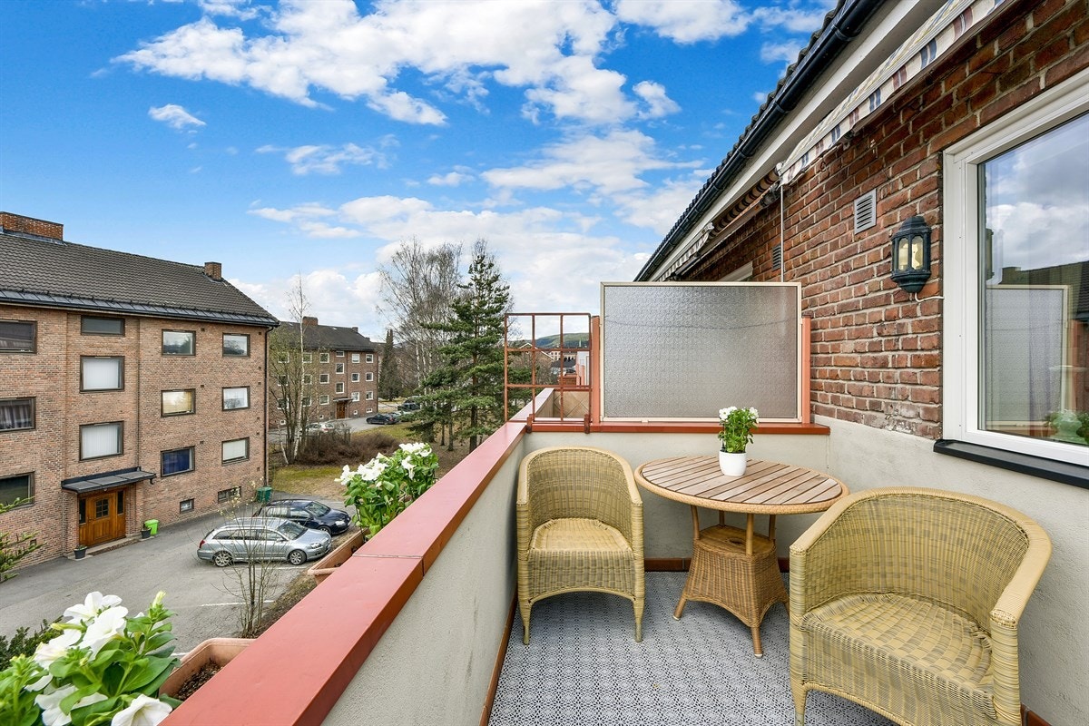 Verandaen har tett murrekkverk, skjermglass på hver kortside og en elektrisk markise som gir solskjerming ved behov. Galleribilde