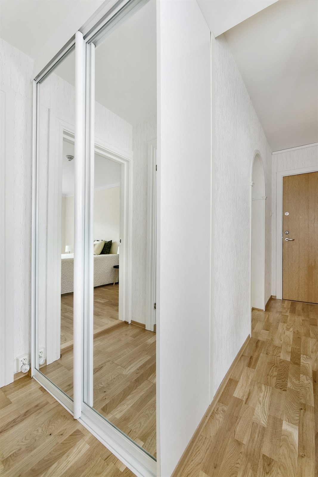 Det er også skyvedørsgarderobe i gangen. Galleribilde