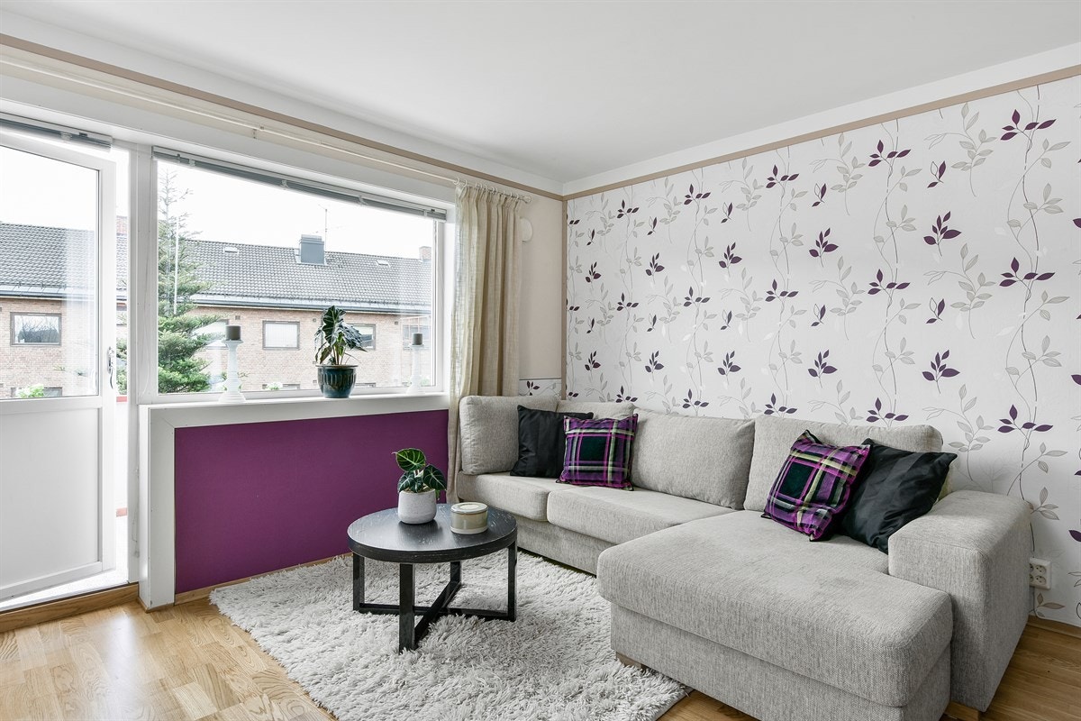 Tilknyttet pipen er det en peisovn som effektivt varmer rommet opp. Galleribilde