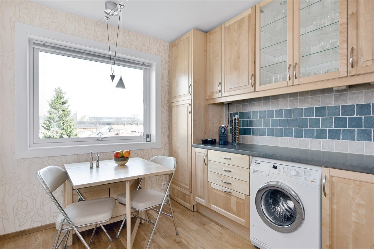 Kjøkkenet har skyvedør med glassfelt til gangen, noe som er svært praktisk ved matlaging. Galleribilde