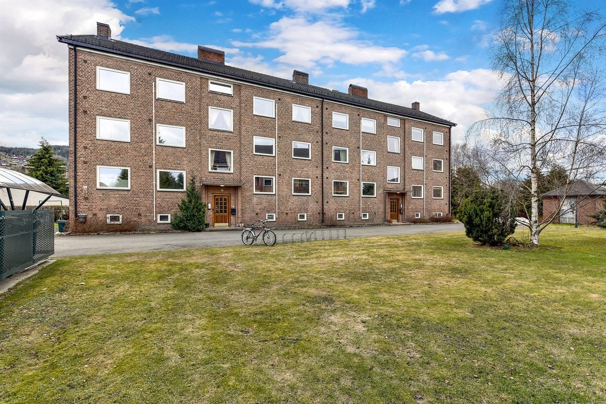 Dagligvarehandelen kan gjøres ved bl.a. Rema 1000 Tollbugata og Kiwi Strømsø. Ønsker du ytterligere servicetilbud byr Strømsø Senter på en fin mix av butikker. Galleribilde