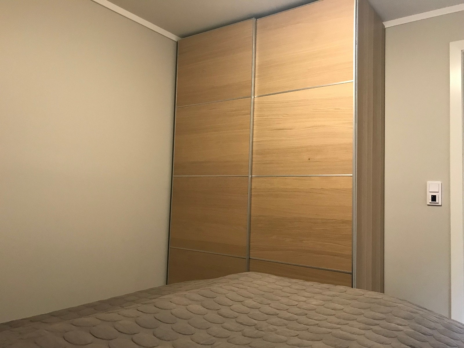 Romslig garderobeskap på soverom Galleribilde