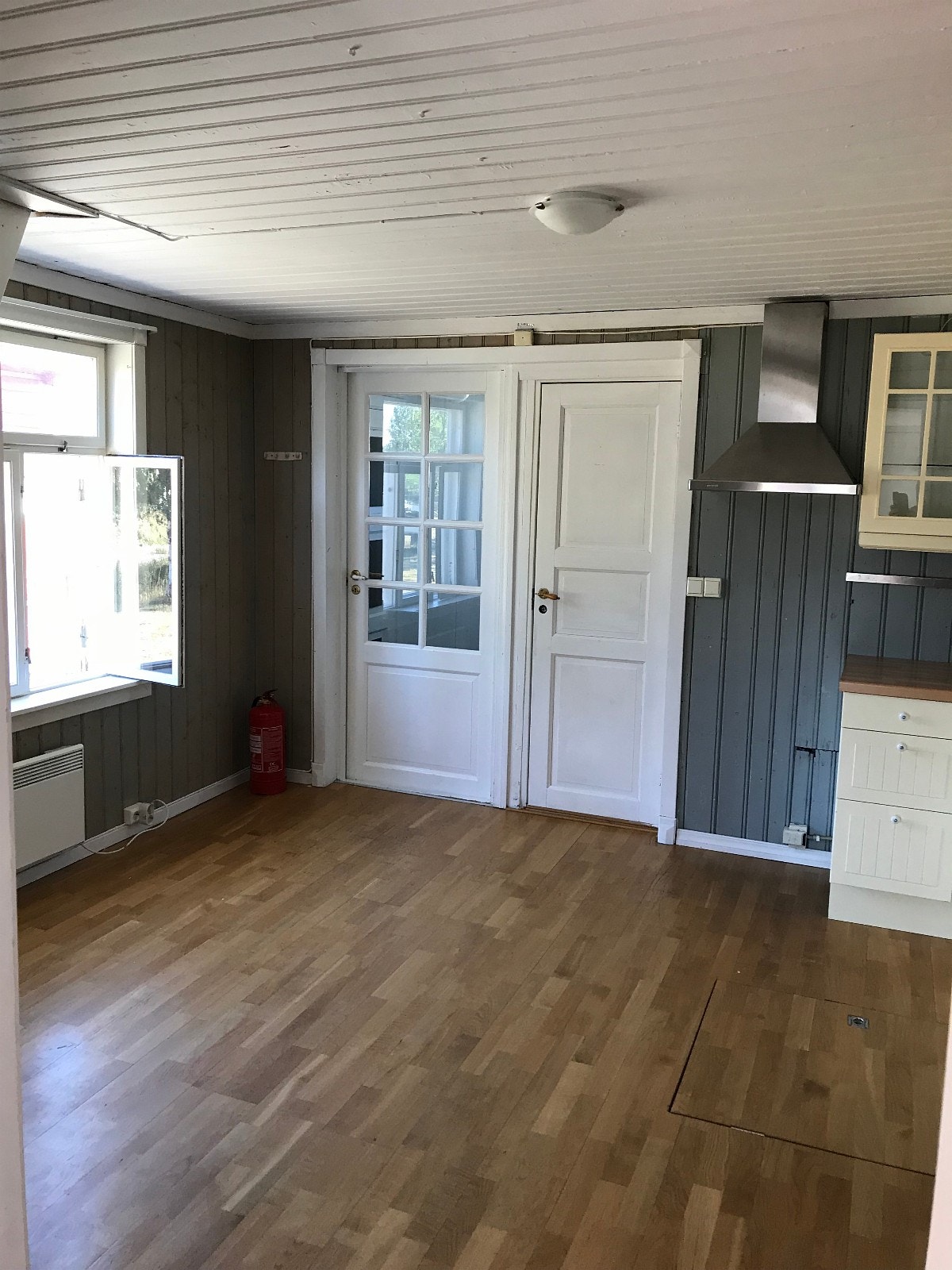 kjøkken med inngang til wc og utgang Galleribilde