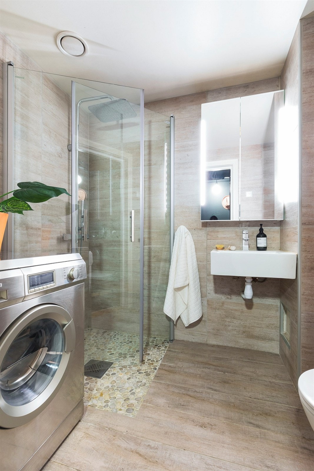 - Videre har baderommet opplegg til vaskemaskin og dusjhjørne med regnfallsdusj - Galleribilde