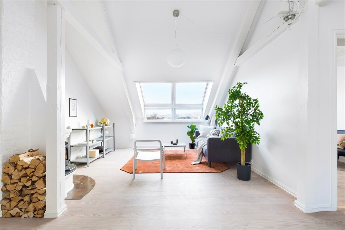 - Stuen fremstår som lys med vinduer i kortveggen og himlingen som bidrar til rikelig med naturlig lysinnslipp - Galleribilde