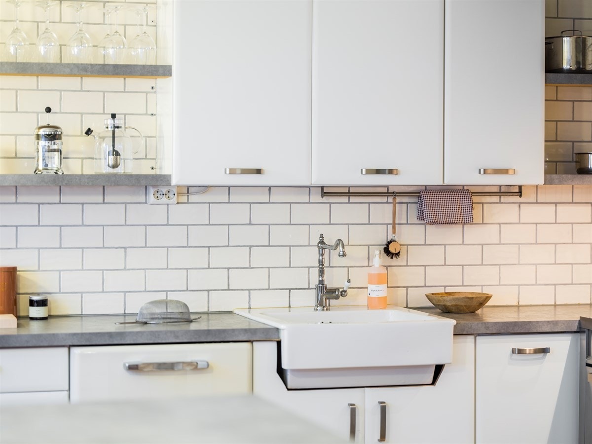 - Innredningen har hvite profilerte fronter, laminert benkeplate fra 2014 med nedfelt keramisk oppvaskkum med ett-greps armatur og hyller, samt overskap for ytterligere oppbevaringsplass - Galleribilde