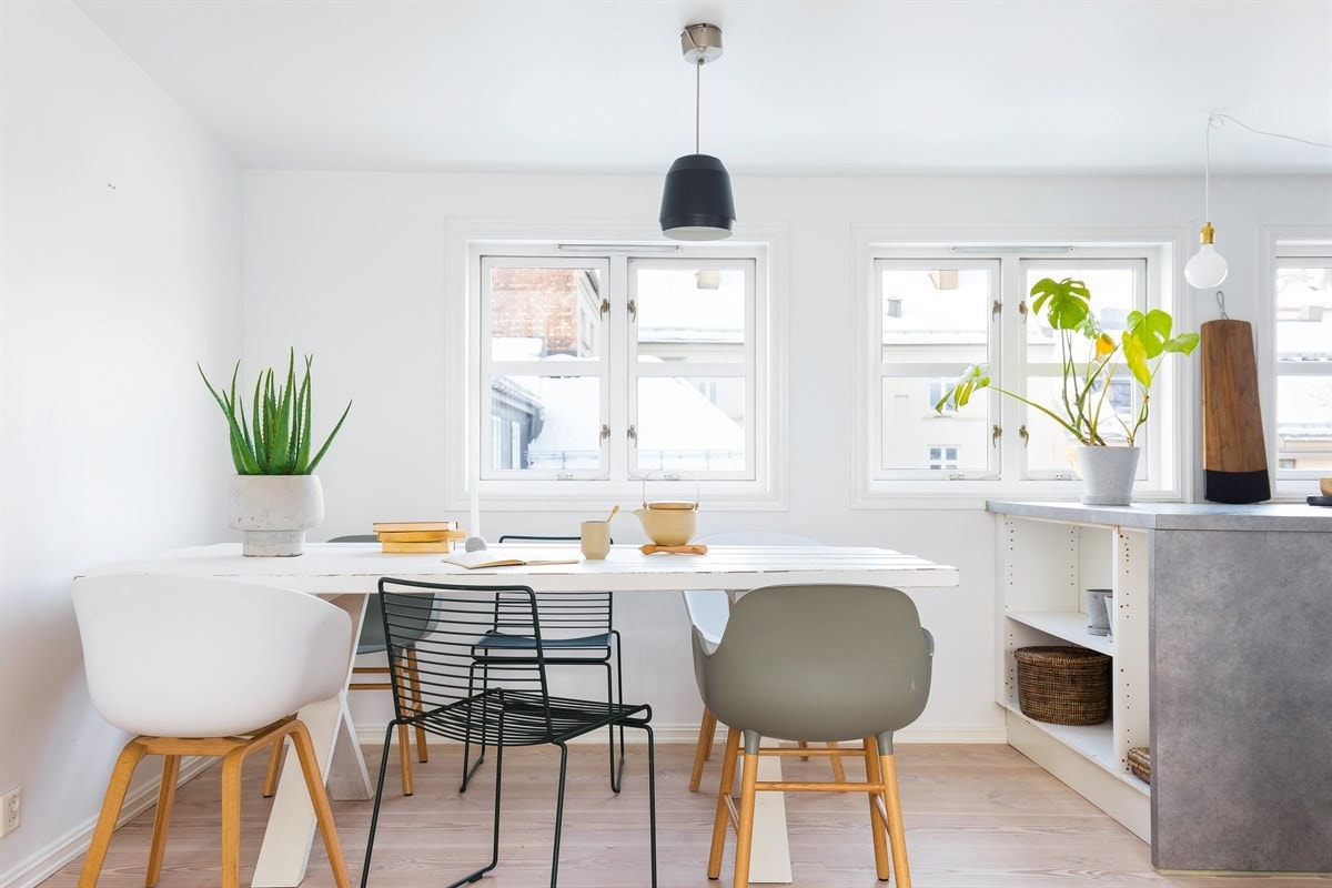 - Naturlig plassering av spisebord ved kjøkkenet - Galleribilde