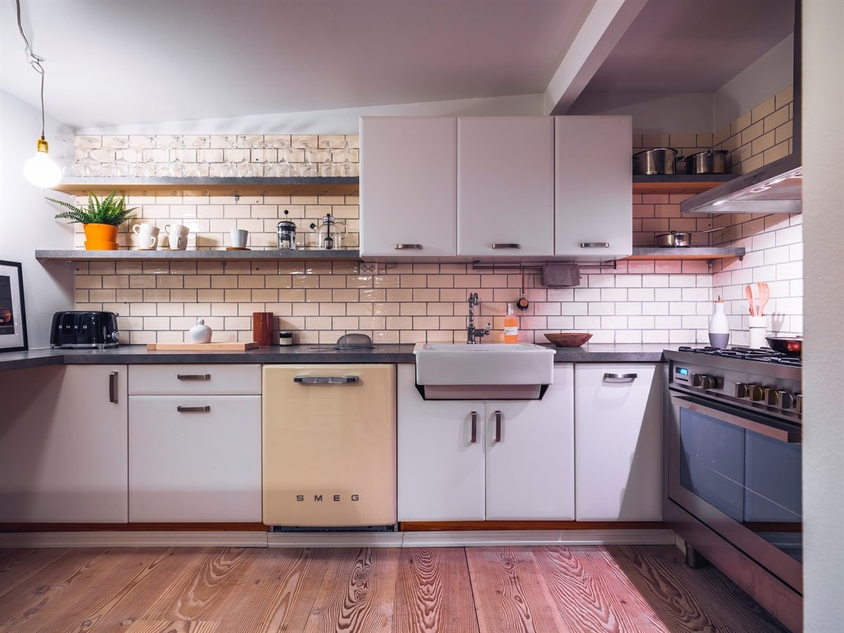 - God skap- og benkeplass med kombinert skapplass og hylleløsninger - Galleribilde