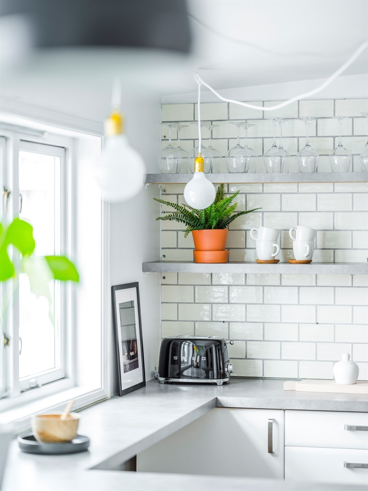 - Kjøkkenet har en forlenget benkeplate ved vinduet med plass til barkrakker - Galleribilde