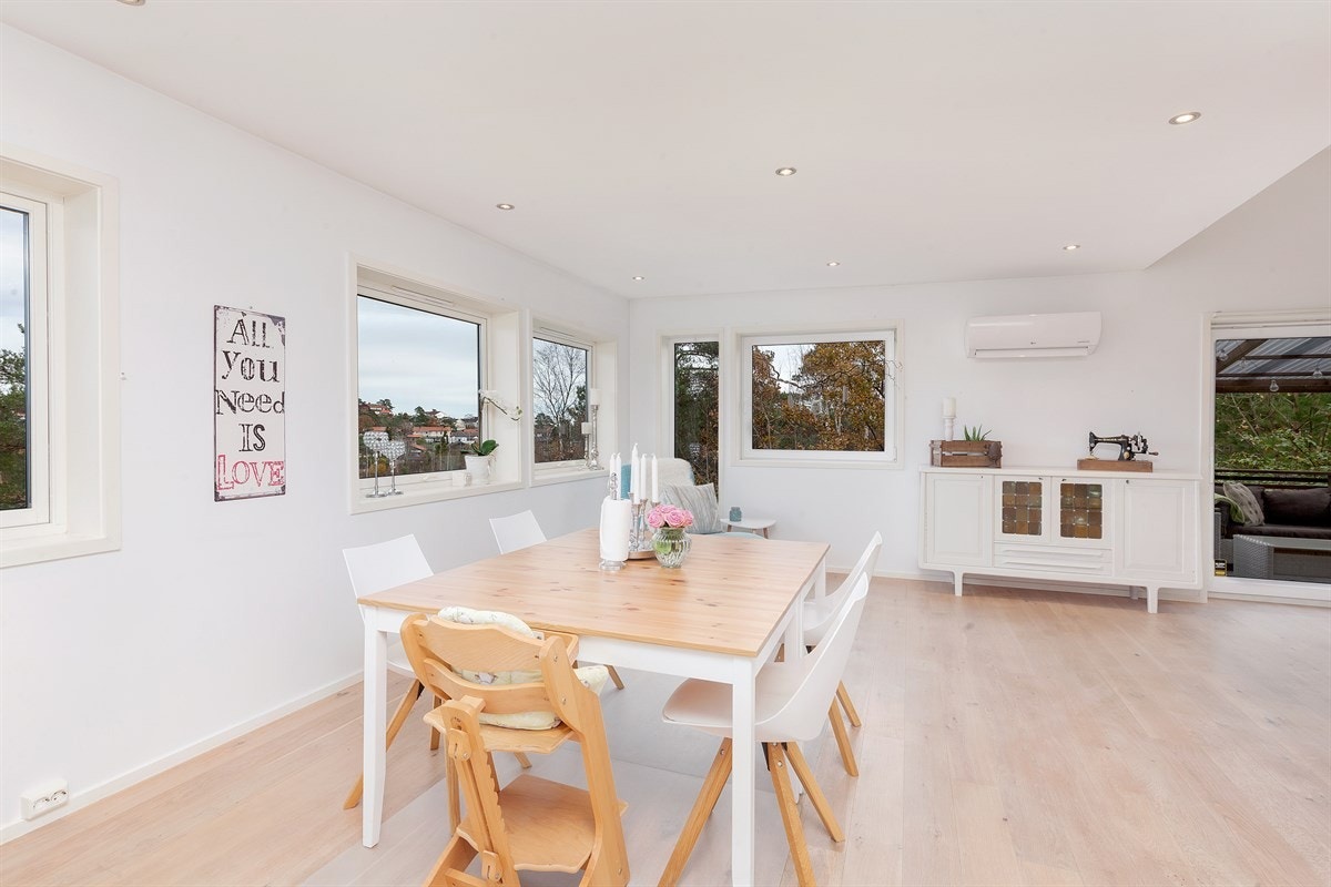 Spiseplass i stue/kjøkken Galleribilde