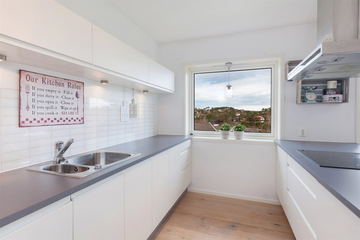 Kjøkkenet har integrerte hvitevarer som ovn, platetopp, oppvaskmaskin. Kjøleskap medfølger også Galleribilde