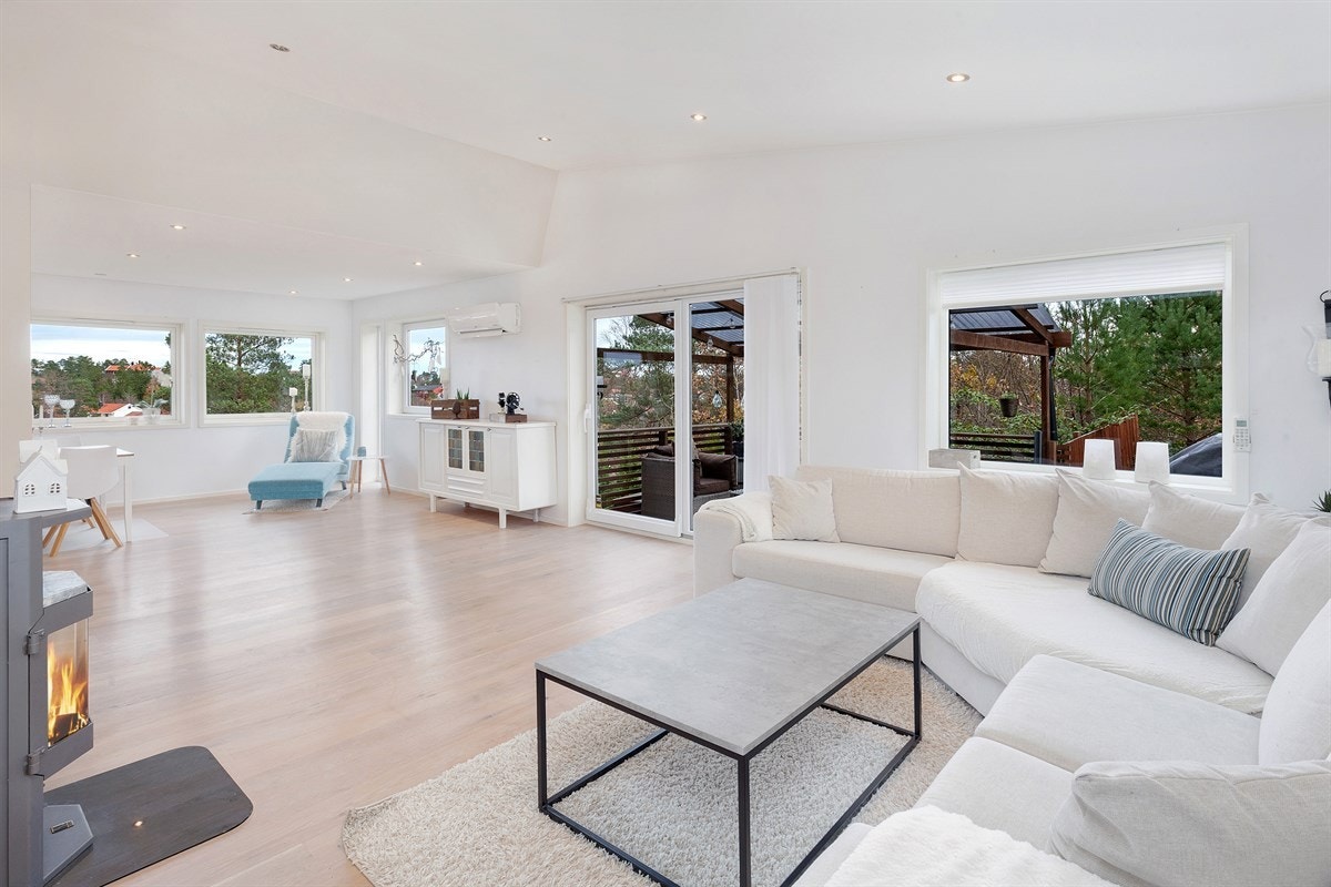 Lys stue med store vindusflater Galleribilde