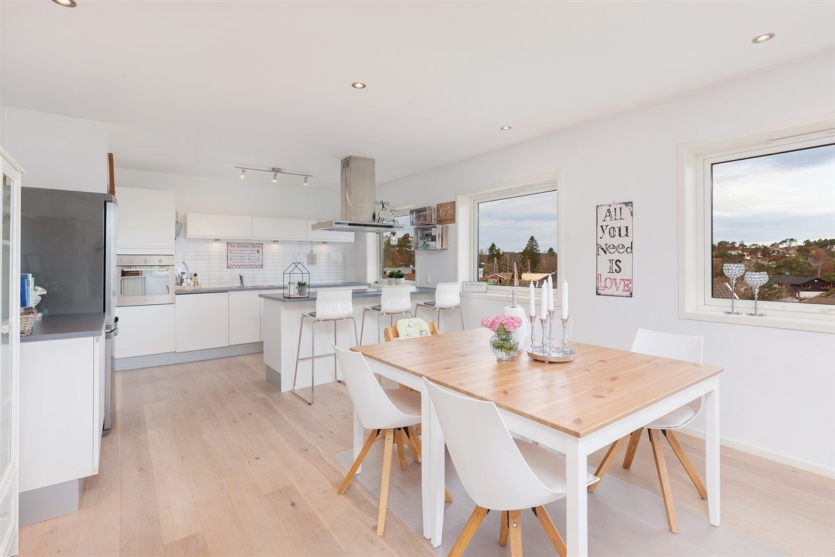 Spiseplass mellom kjøkken og stue Galleribilde