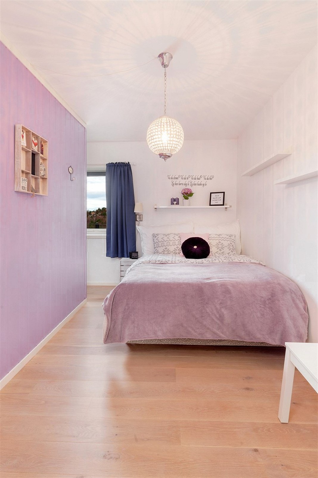 Lettvegg satt opp til en praktisk garderobeløsning Galleribilde