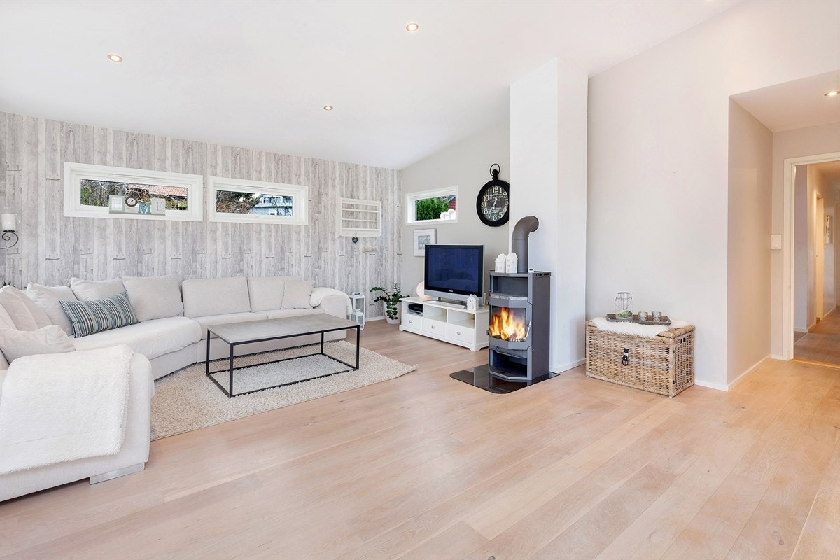 Romslig og lys stue med plass til både sofagruppe og spisebord Galleribilde