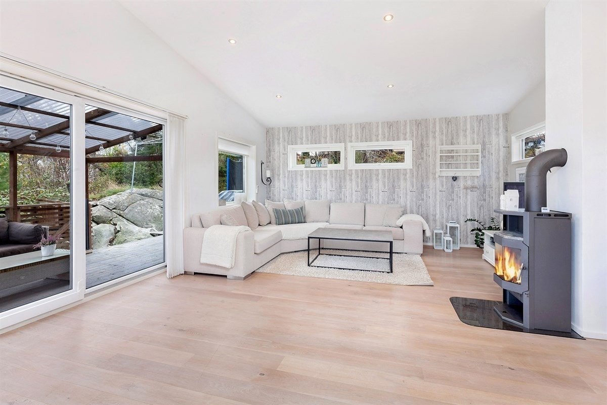 Fra stuen er det utgang til stor solrik veranda Galleribilde