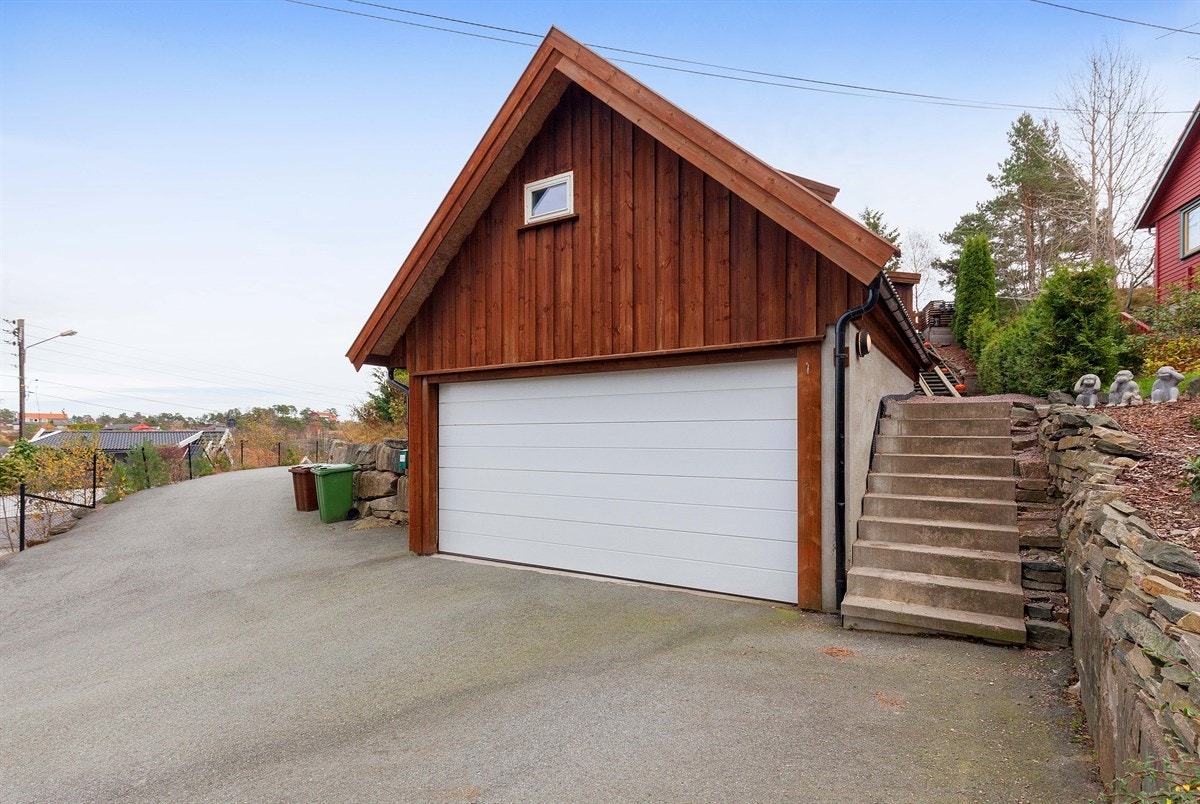 Dobbelgarasje med innredet garasjeloft Galleribilde