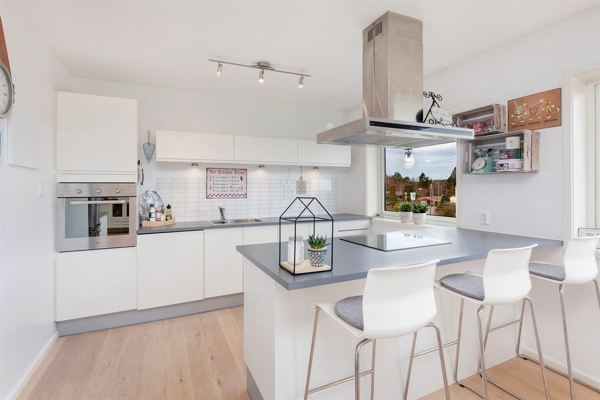 Stort kjøkken fra HTH med hvite fronter Galleribilde