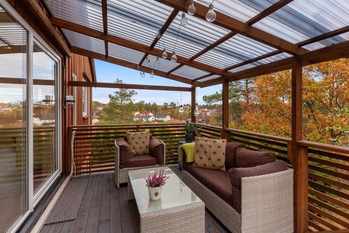 Stor solrik veranda med tak over Galleribilde