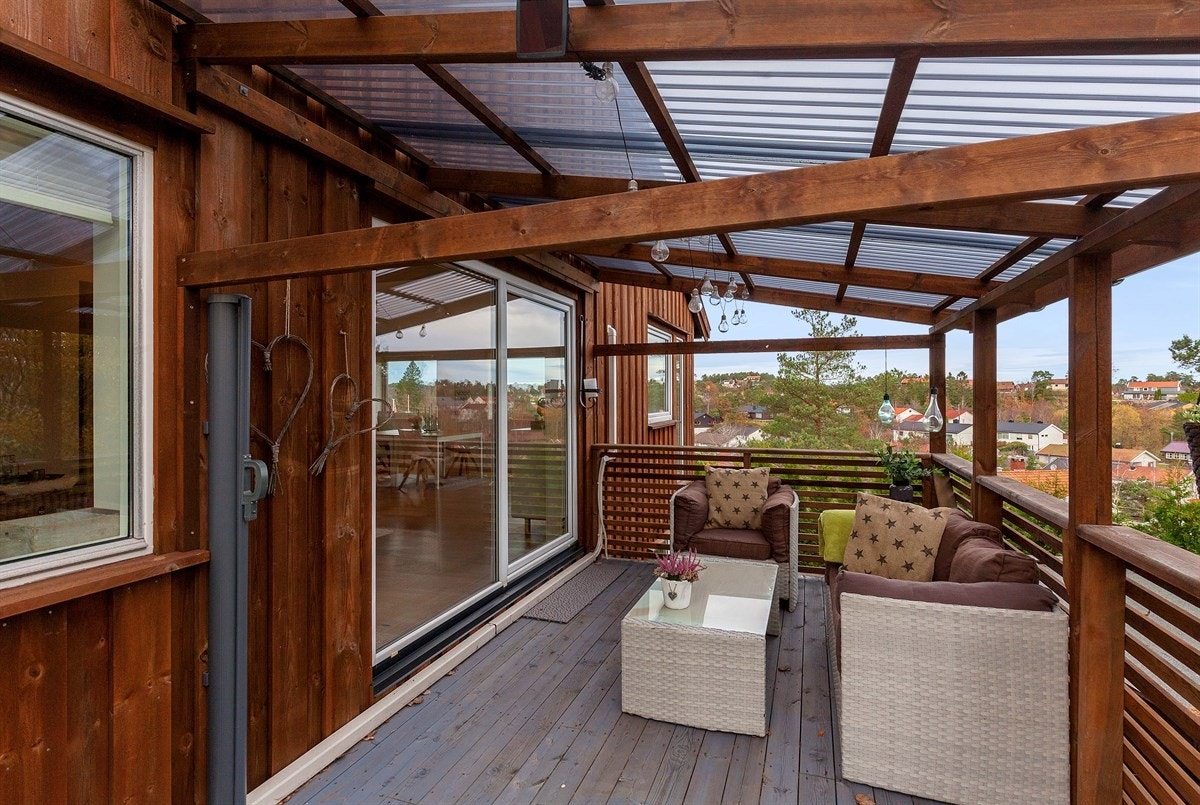 Stor solrik veranda med tak over Galleribilde