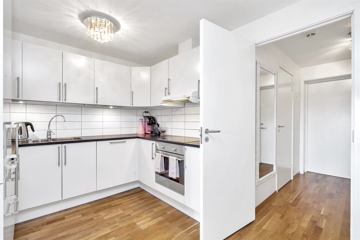 Delvis åpne kjøkkenløsning med integrerte hvitevarer Galleribilde