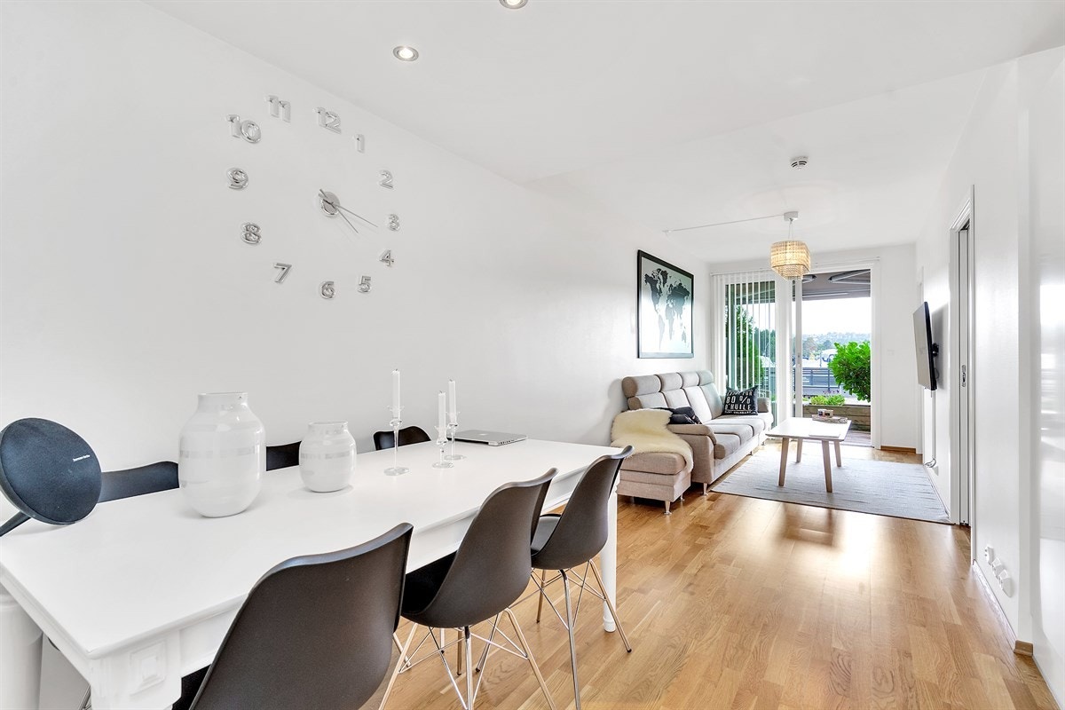 Lys og luftig stue med direkte utg. til terassen Galleribilde