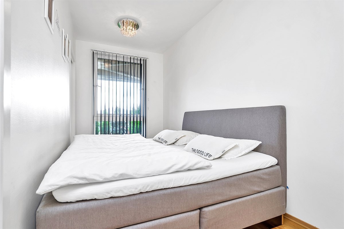 Lyst og pent soverom med god garderobeløsning Galleribilde