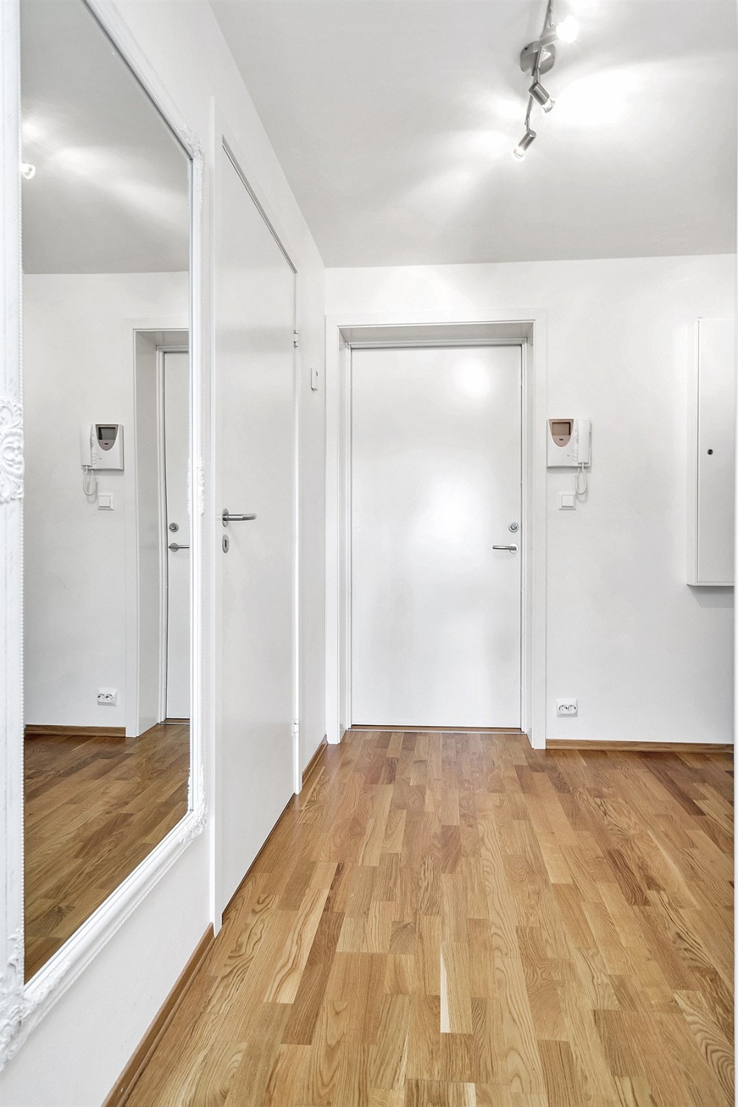 Lys og pen gang/entrè Galleribilde