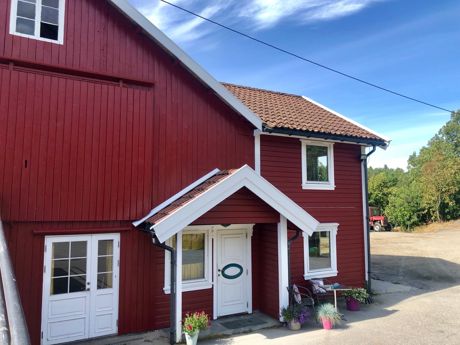 Inngangsparti og parkering Galleribilde