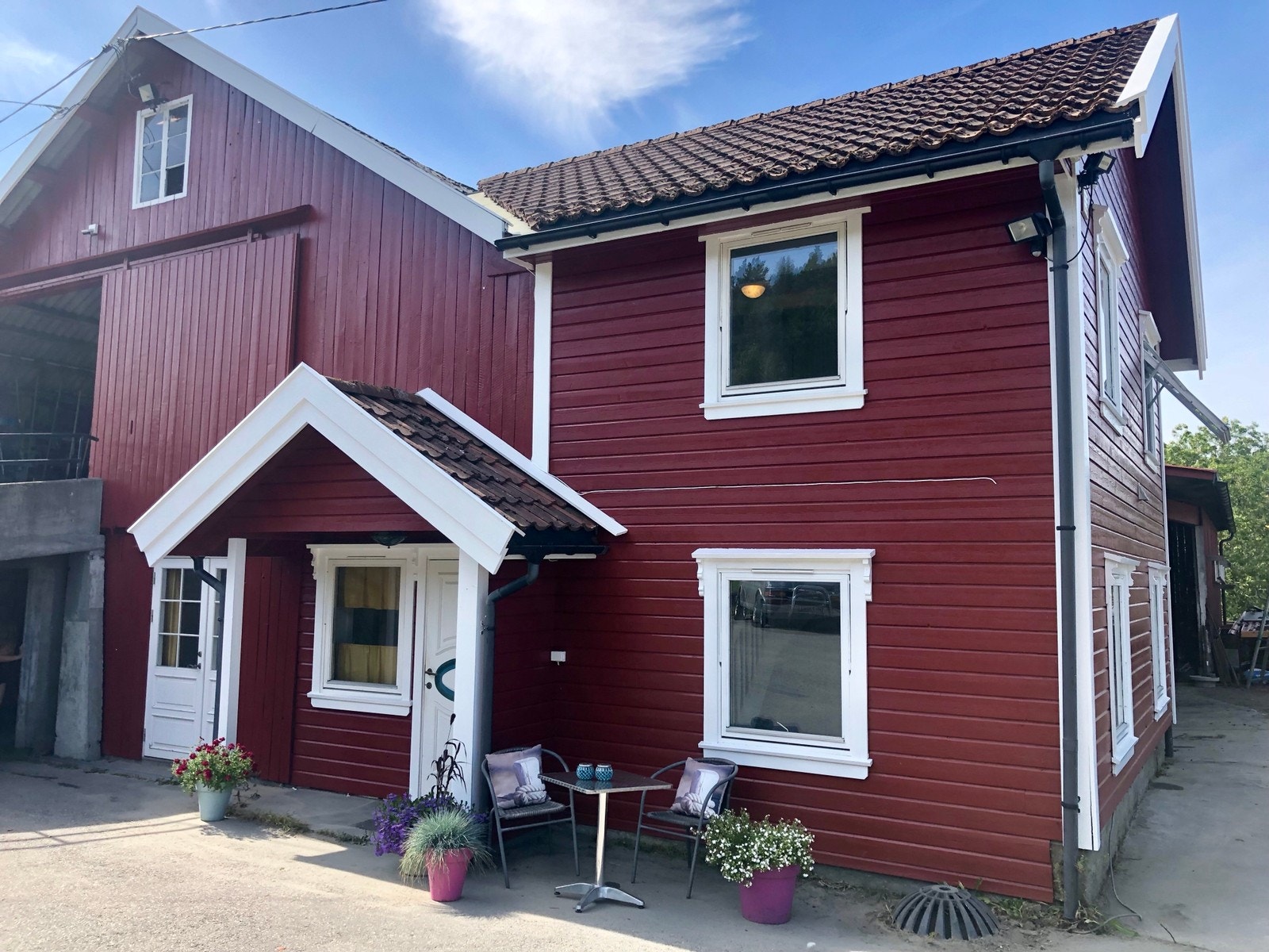 Inngangsparti og parkering Galleribilde