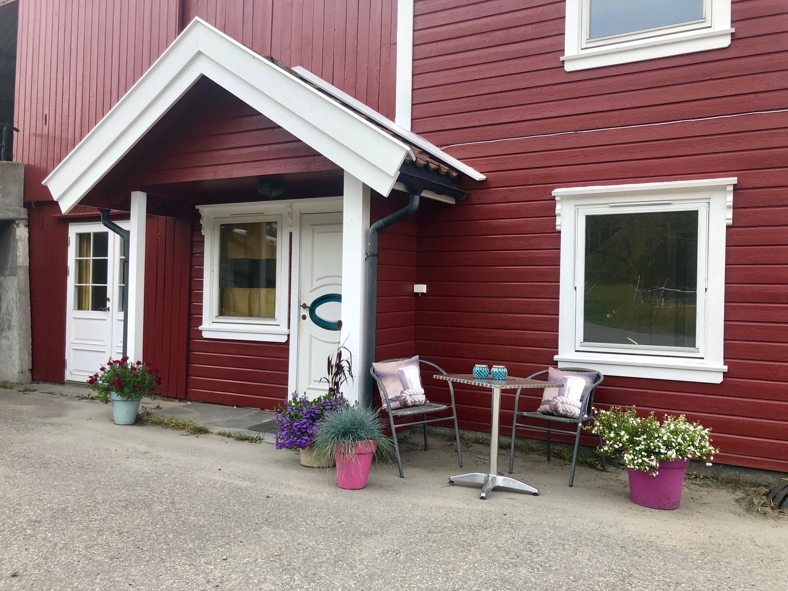 Inngangsparti og uteoppholdsareal Galleribilde
