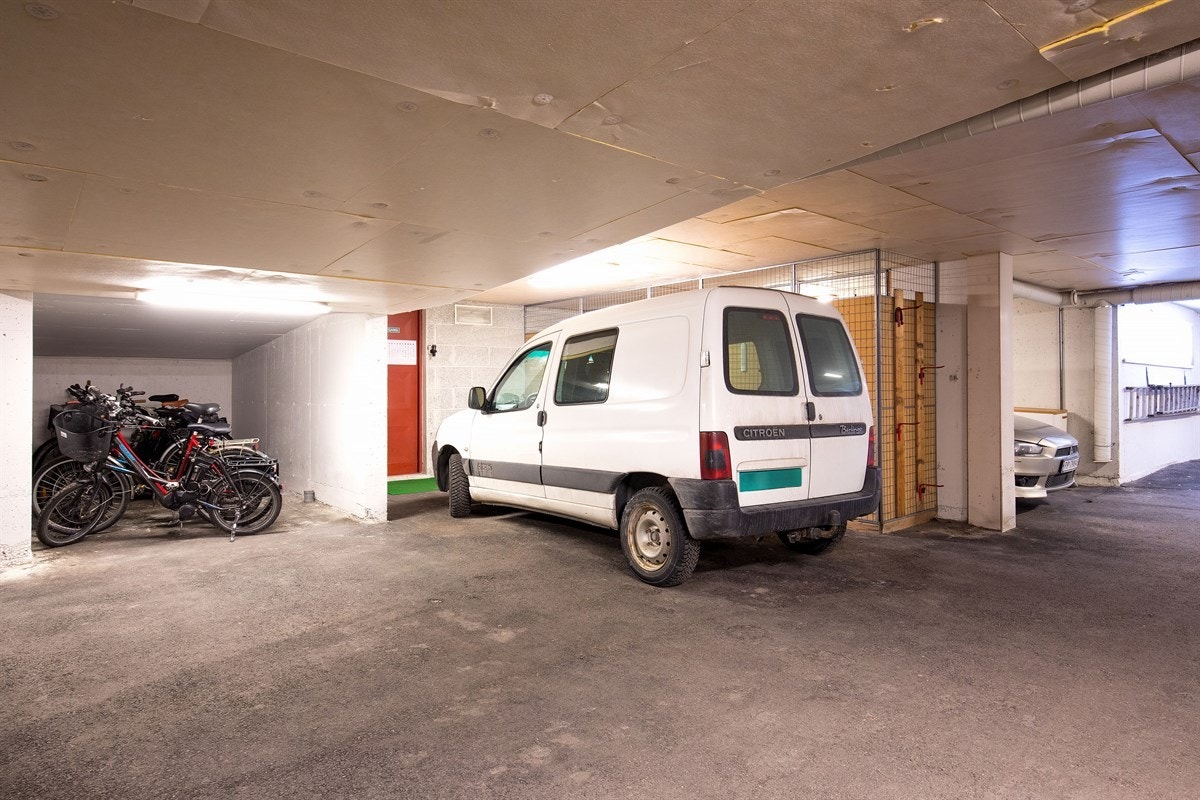 Parkeringsplass i kjeller med bod til høyre Galleribilde
