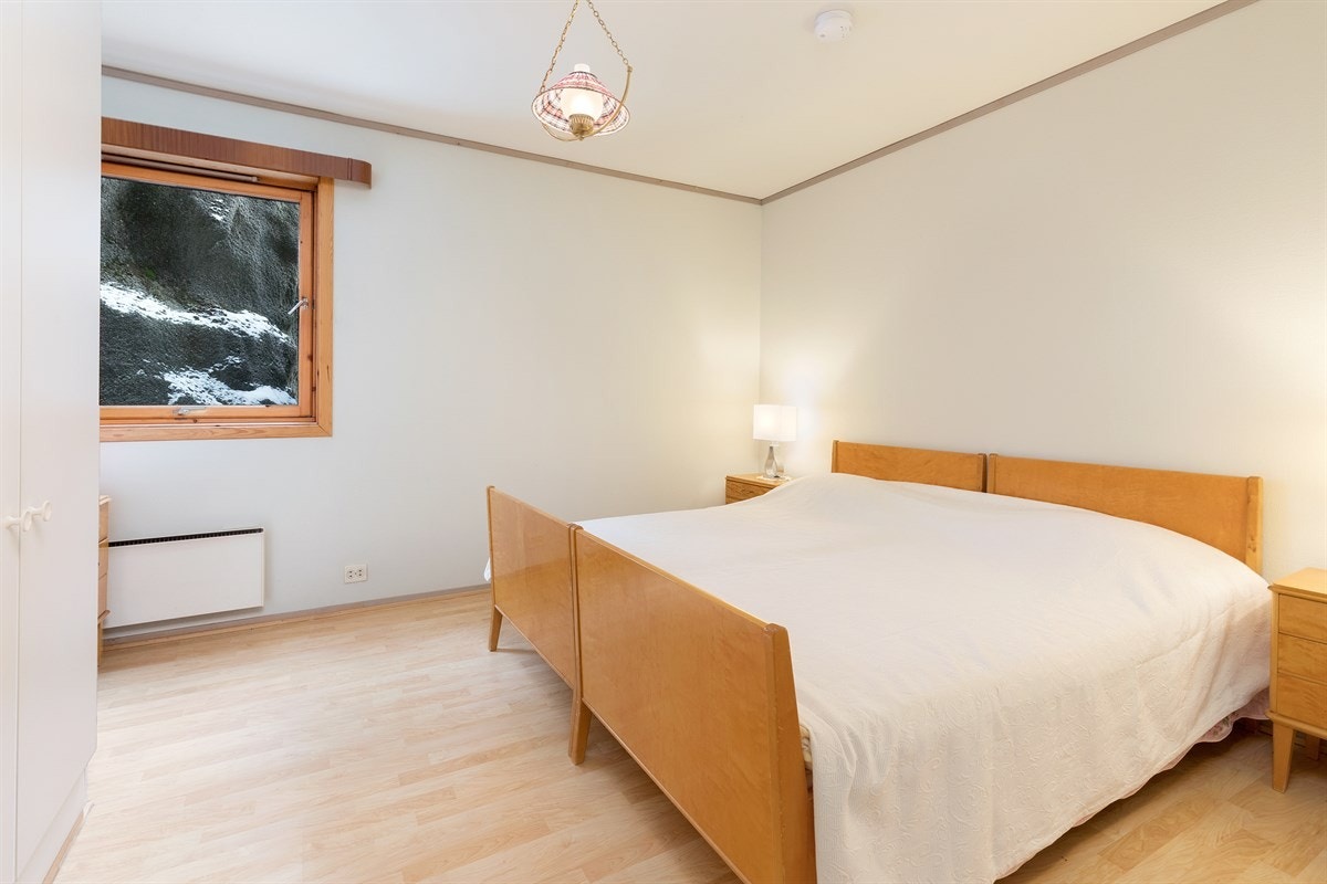 Romslig hovedsoverom med god plass til dobbeltseng og klesskap Galleribilde