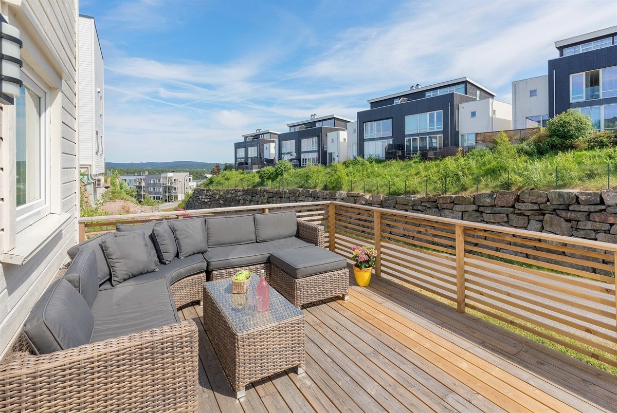 Terrasse med plass til utemøblement Galleribilde
