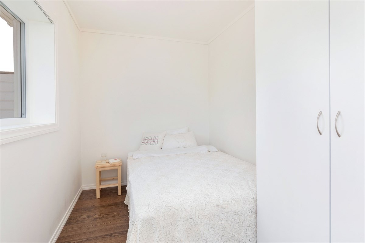 Soverom 2 med plass til seng og garderobeskap Galleribilde