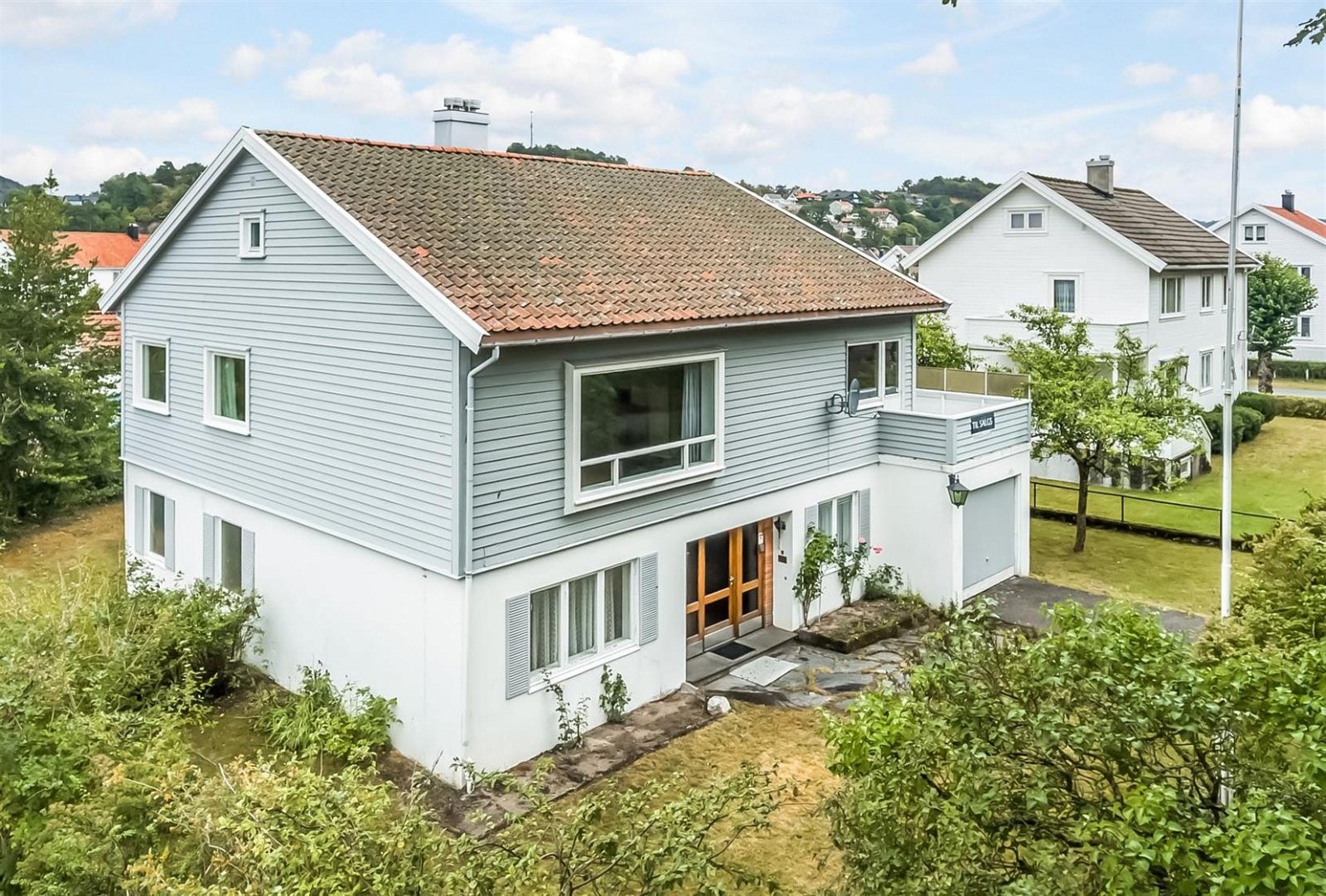 Hagen har hyggelig beplantning og trær som gir god skjerming og lunhet. Galleribilde