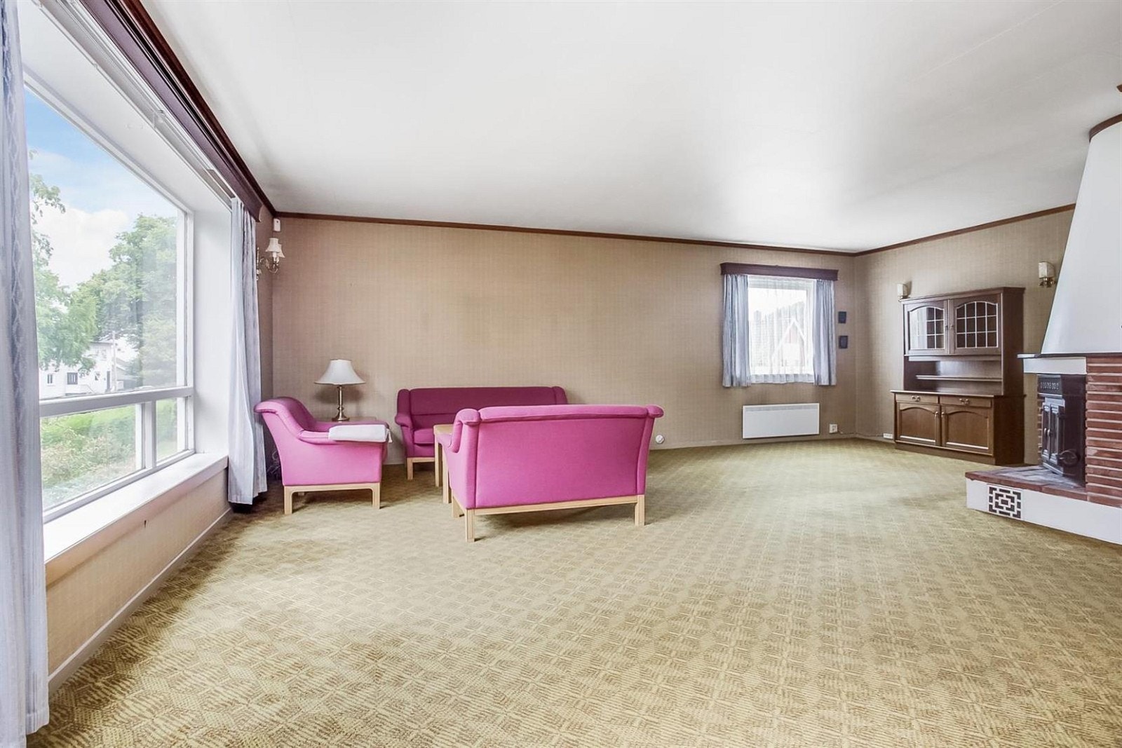 Stuen har god plass til både sofagruppe og spisebord. Galleribilde