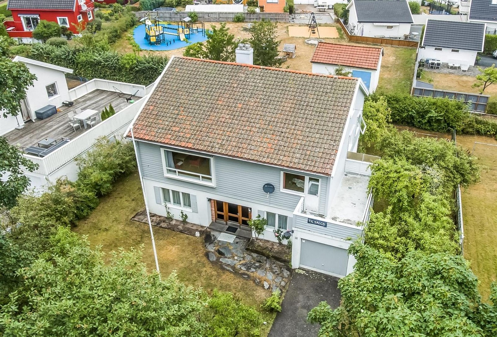 Huset har en sentral, men samtidig tilbaketrukket beliggenhet. Ved husets fremside er "Pustebakken" nærmeste nabo, på baksiden har man lekeplass. Galleribilde