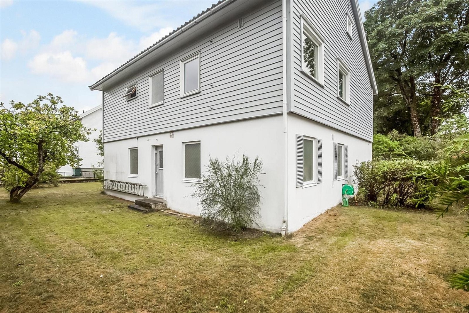 Utgang til hagen også via husets bakside. Galleribilde