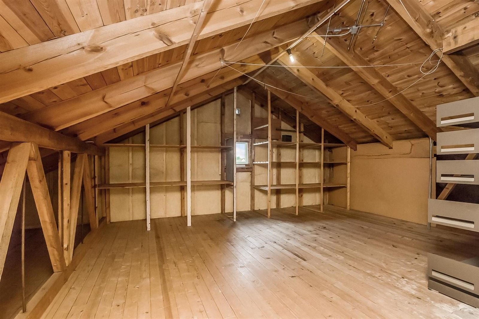 Uinnredet loft. God takhøyde. Galleribilde