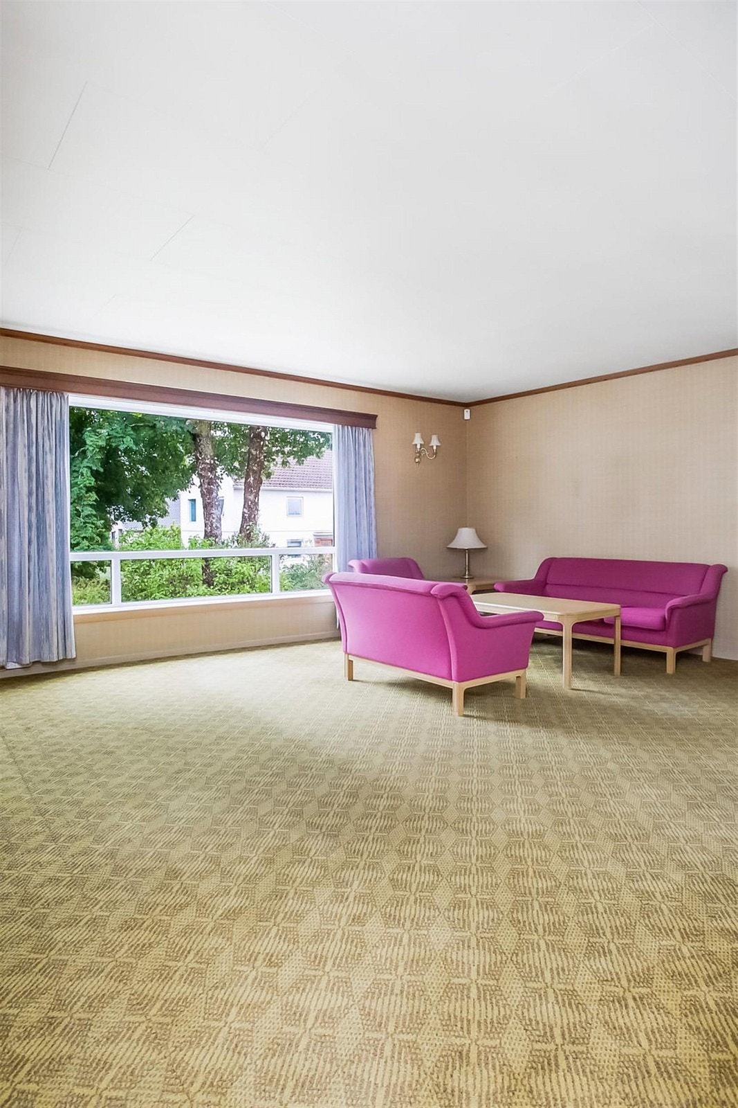 Stuen er romslig med stort og hyggelig utsyn mot Neseveien. Galleribilde