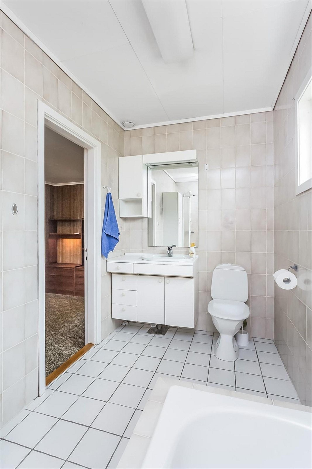 Dusjhjørne, badekar, klosett og servant. Galleribilde