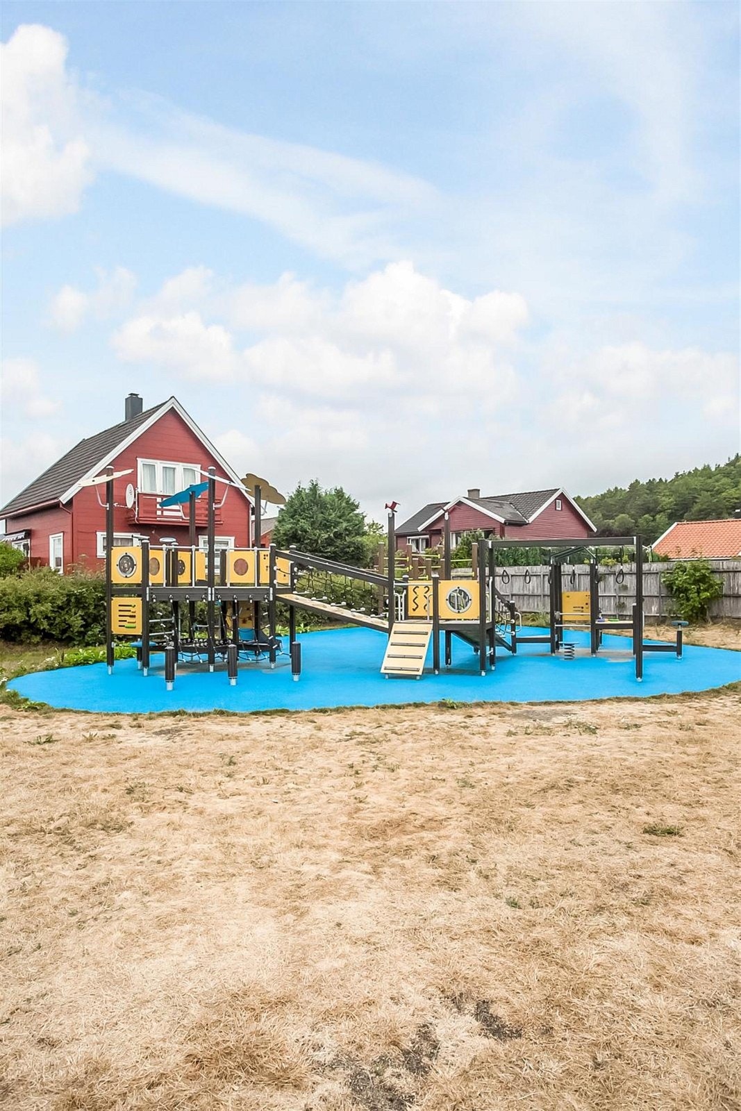Nærområdet er svært barnevennlig, her med lekeplassen som er like i nærheten. Galleribilde