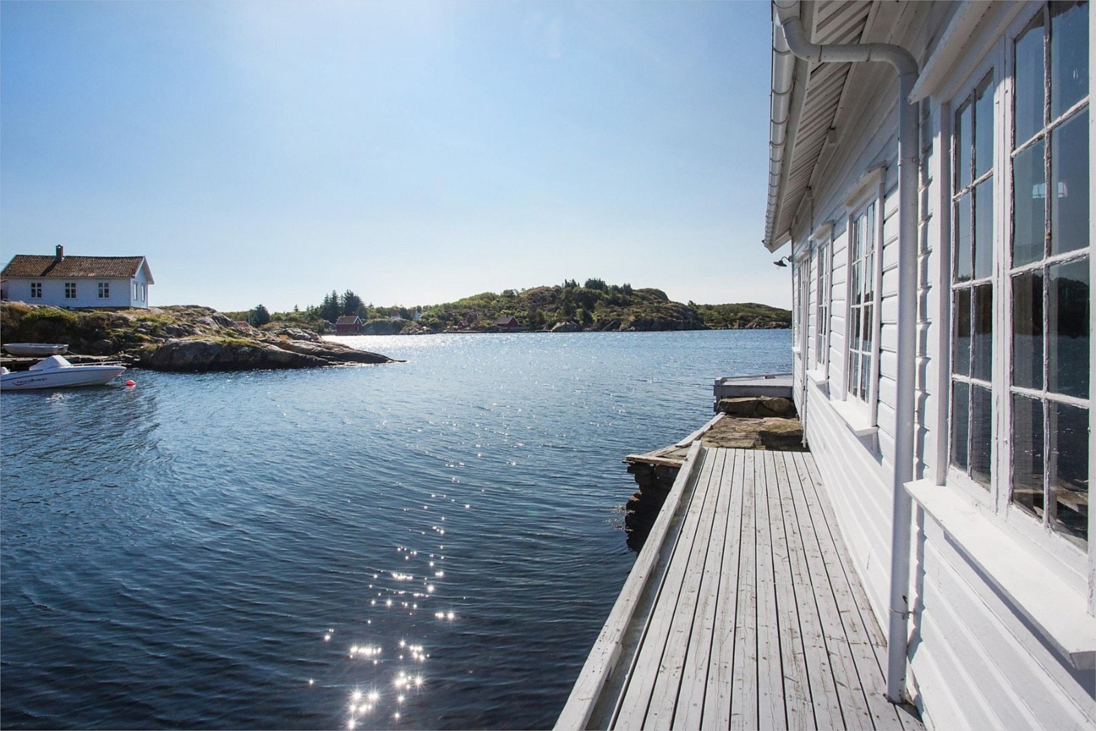 Her er vi på utsiden av båtbyggeriet en fin sommerdag. Morgenbadet er ikke langt unna.. Galleribilde
