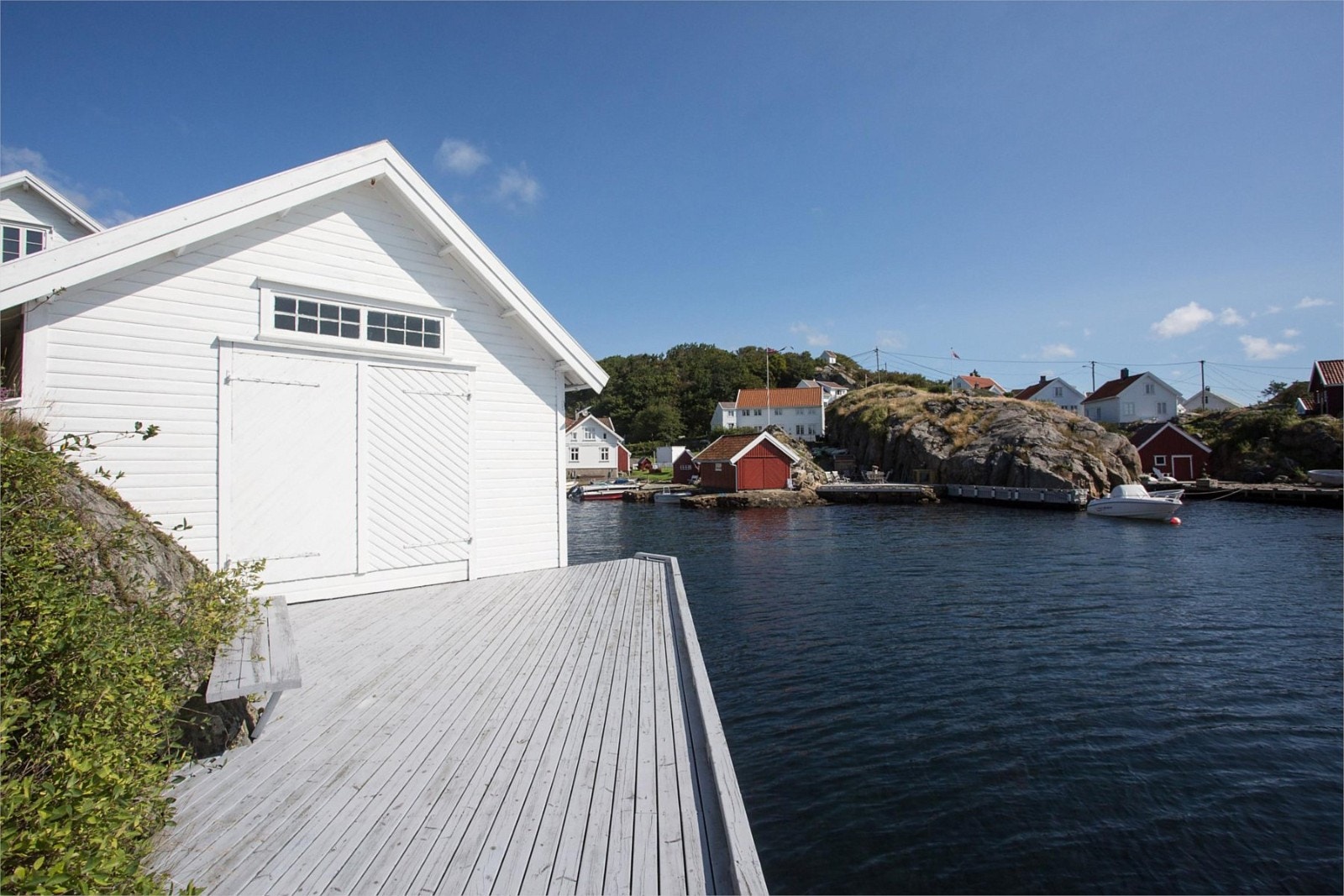 Ytterst på eiendommen er Båtbyggeriet med tilhørende trebrygge. Galleribilde