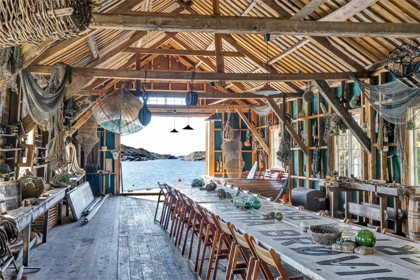 Så går vi inn i Båtbyggeriet. I dag et ideelt festlokale med nydelig havutsikt. Galleribilde