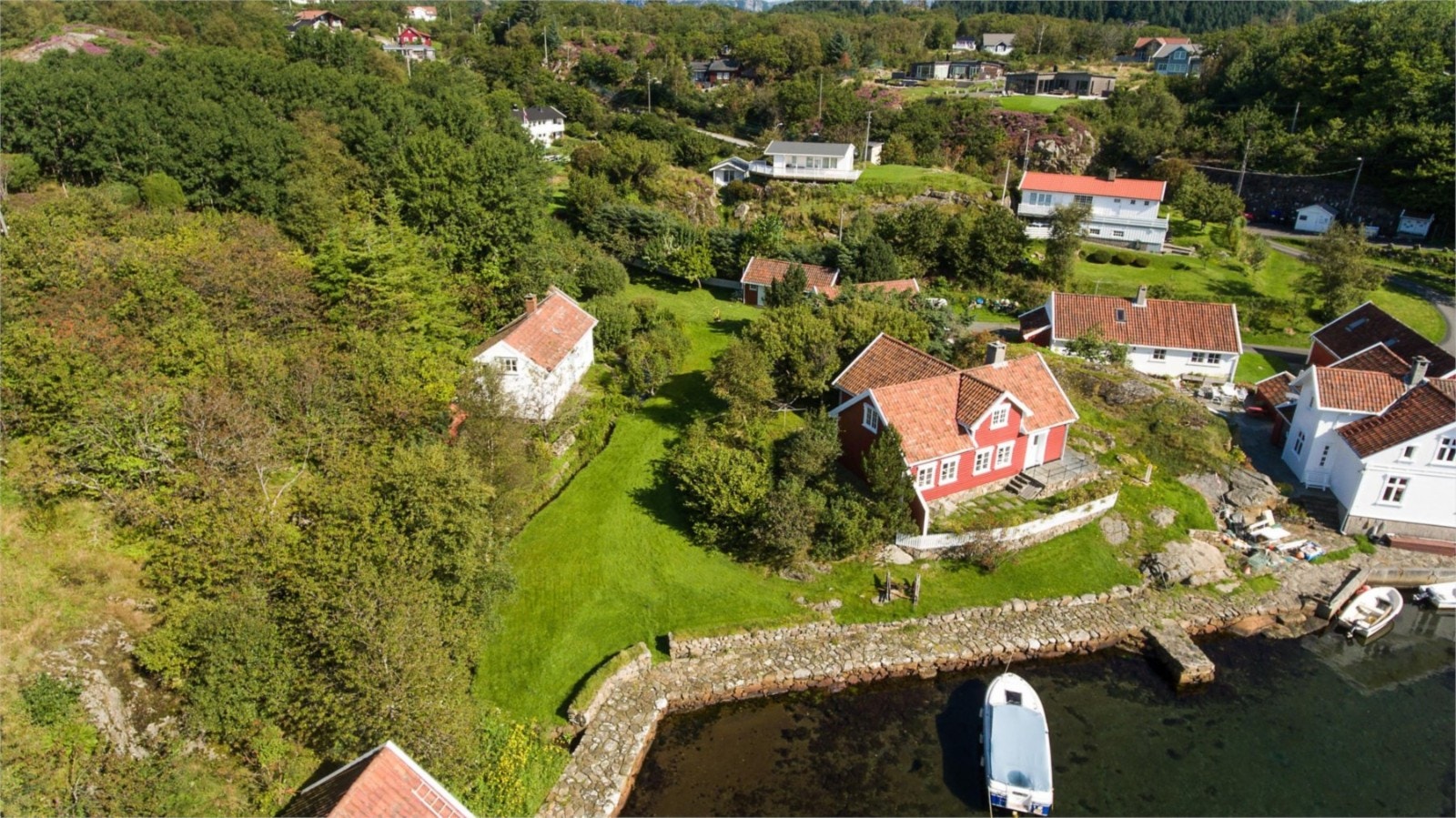 Bugta - lang steinsatt strandlinje Galleribilde