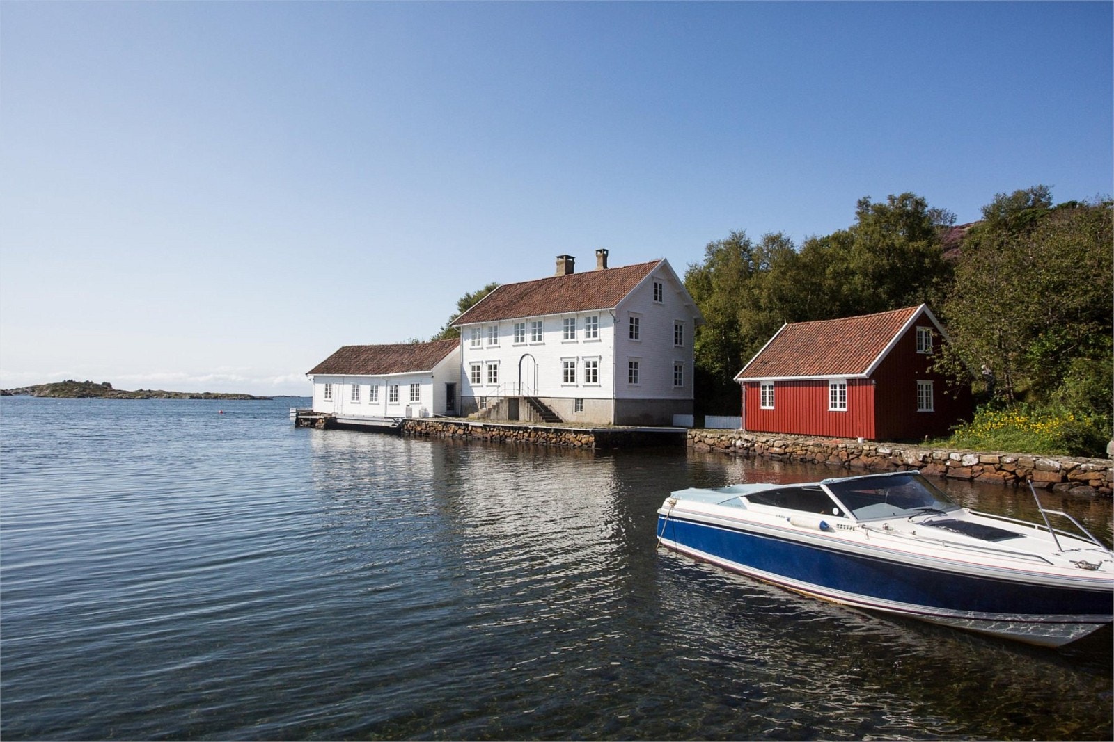 Nydelig havutsikt. Her ses også Båtbyggeriet ytterst samt Bugtehuset og Aktivitetshuset Galleribilde