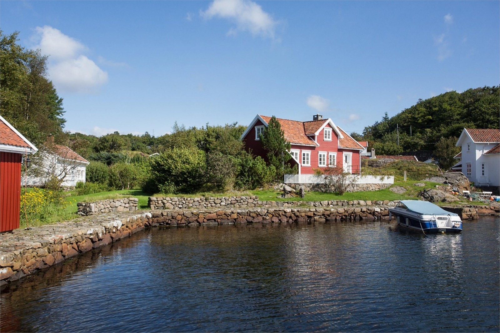 Eiendommen har lang strandlinje med stort steinsatt bryggeanlegg. Galleribilde